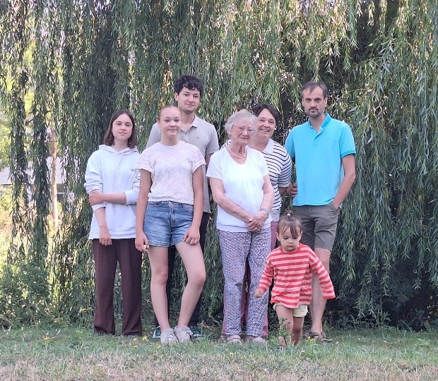 Familie op het erf van Het Eshuis